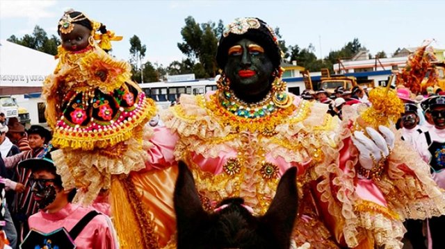 Personajes en traje ceremonial durante festividad tradicional ecuatoriana