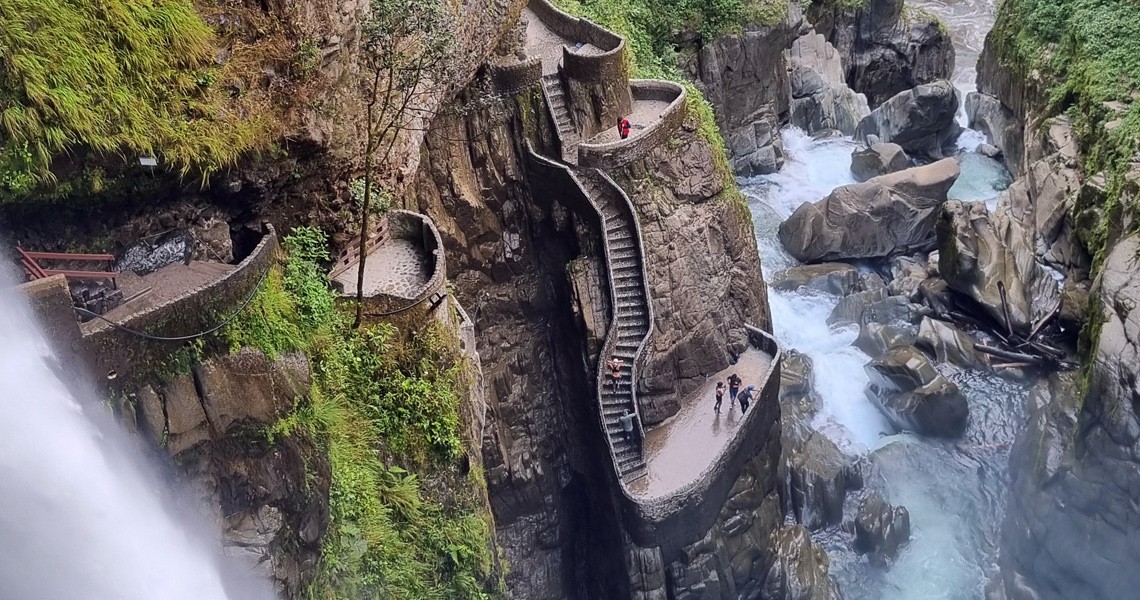 El cañón de Baños de Agua Santa con sus escaleras y cascada