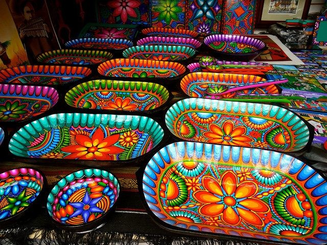 Cerámica artesanal ecuatoriana tradicional con diseños coloridos