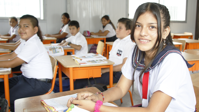 Estudiantes en clase de primaria en Ecuador