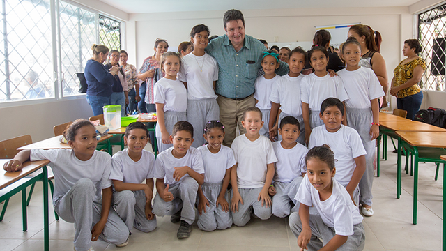 Estudiantes ecuatorianos en aula de clase con docente