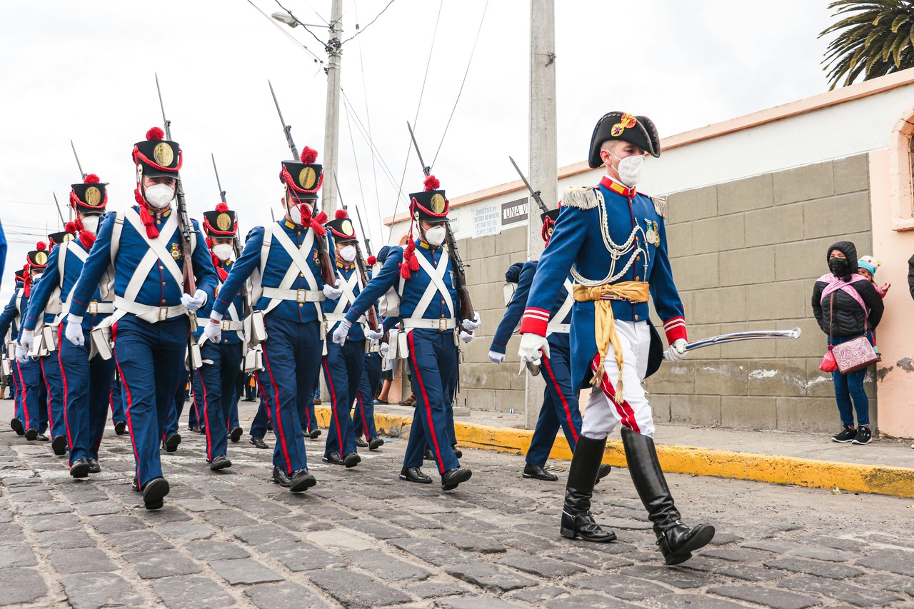 Banda de música en uniforme durante desfile tradicional