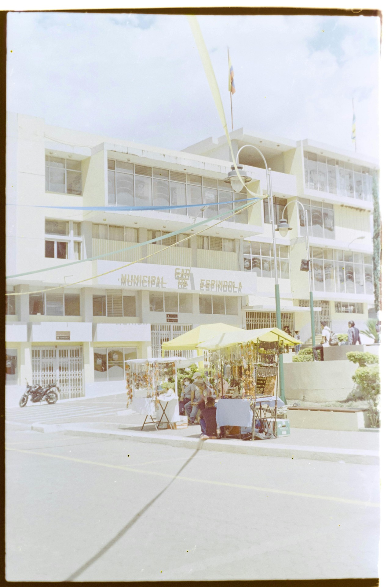 Edificio comercial en zona urbana ecuatoriana