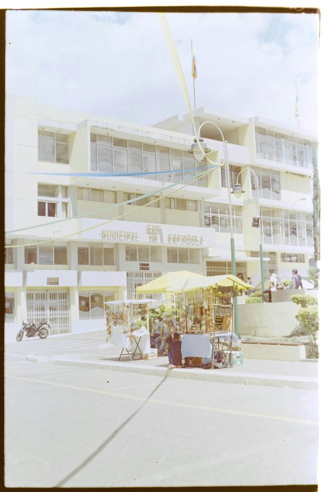 Edificio comercial en zona urbana ecuatoriana