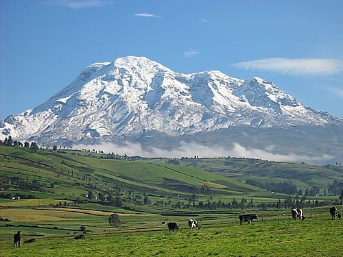 Volcán Chimborazo con paisaje andino de Ecuador