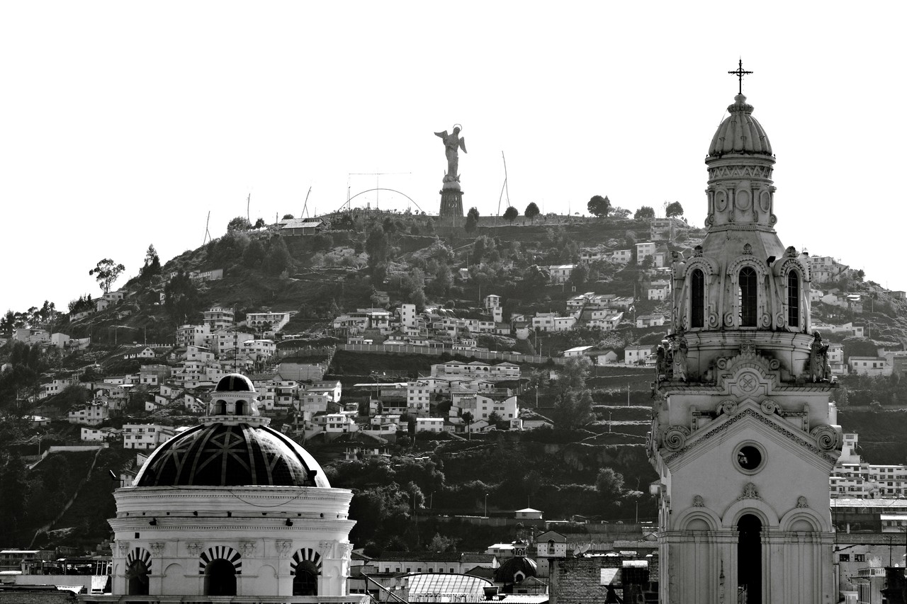 Vista histórica de Quito con la estatua de El Panecillo