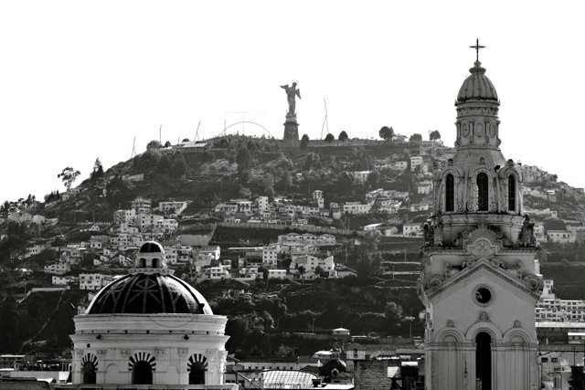 Vista histórica de Quito con la estatua de El Panecillo