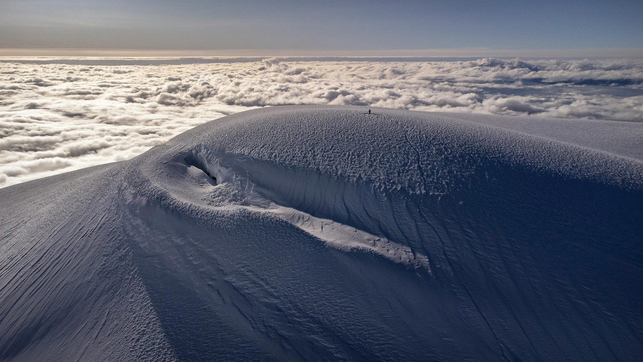 Cumbre nevada del volcán Chimborazo desde vista aérea