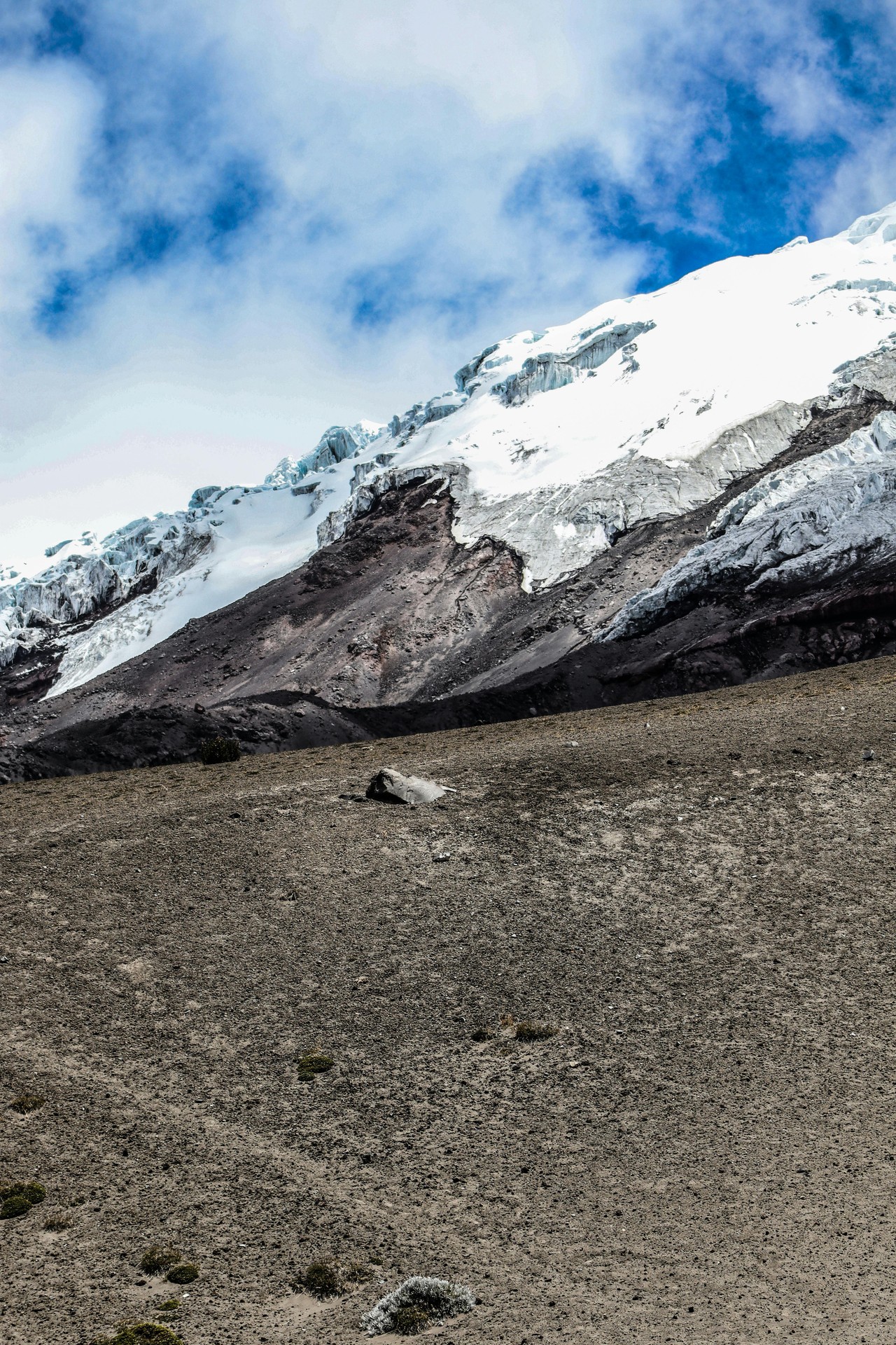 Glaciar andino ecuatoriano con picos nevados