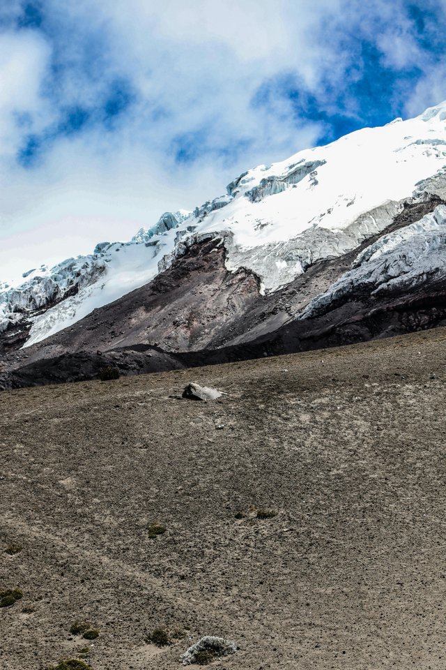 Glaciar andino ecuatoriano con picos nevados