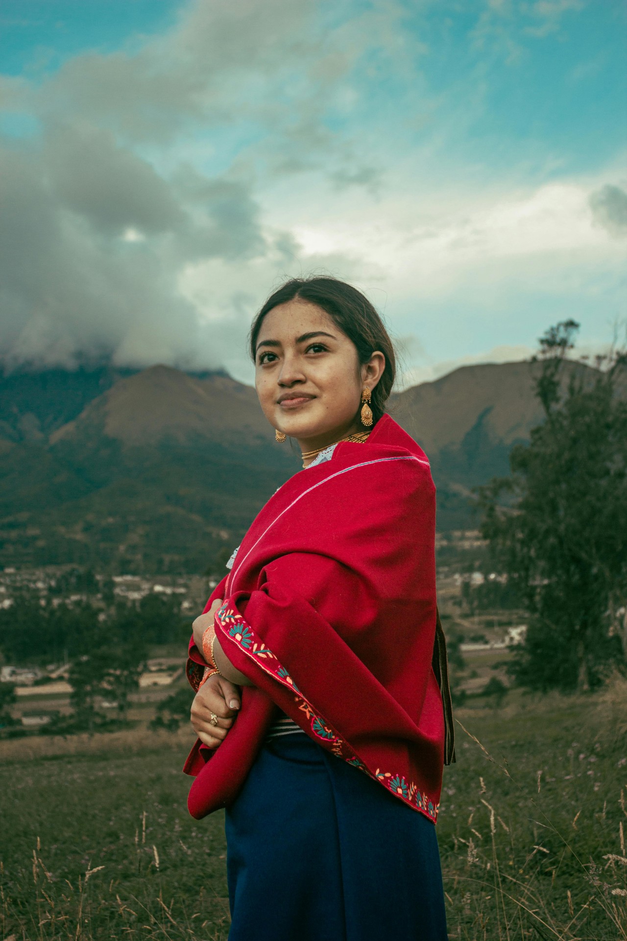 Mujer indígena de Otavalo con paisaje andino ecuatoriano