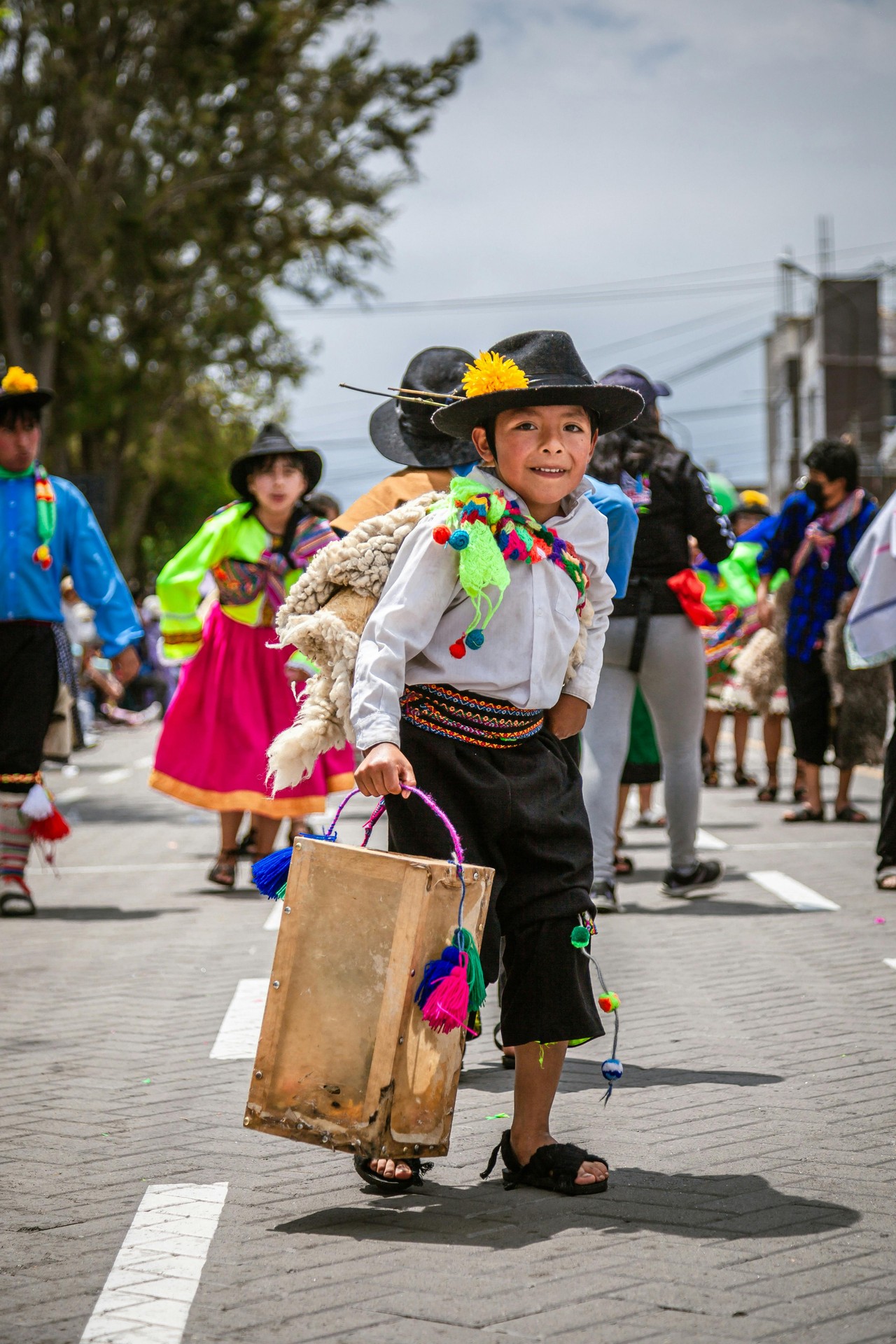 Niño en desfile cultural ecuatoriano con atuendo tradicional