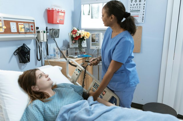 Personal de salud atendiendo a paciente en hospital