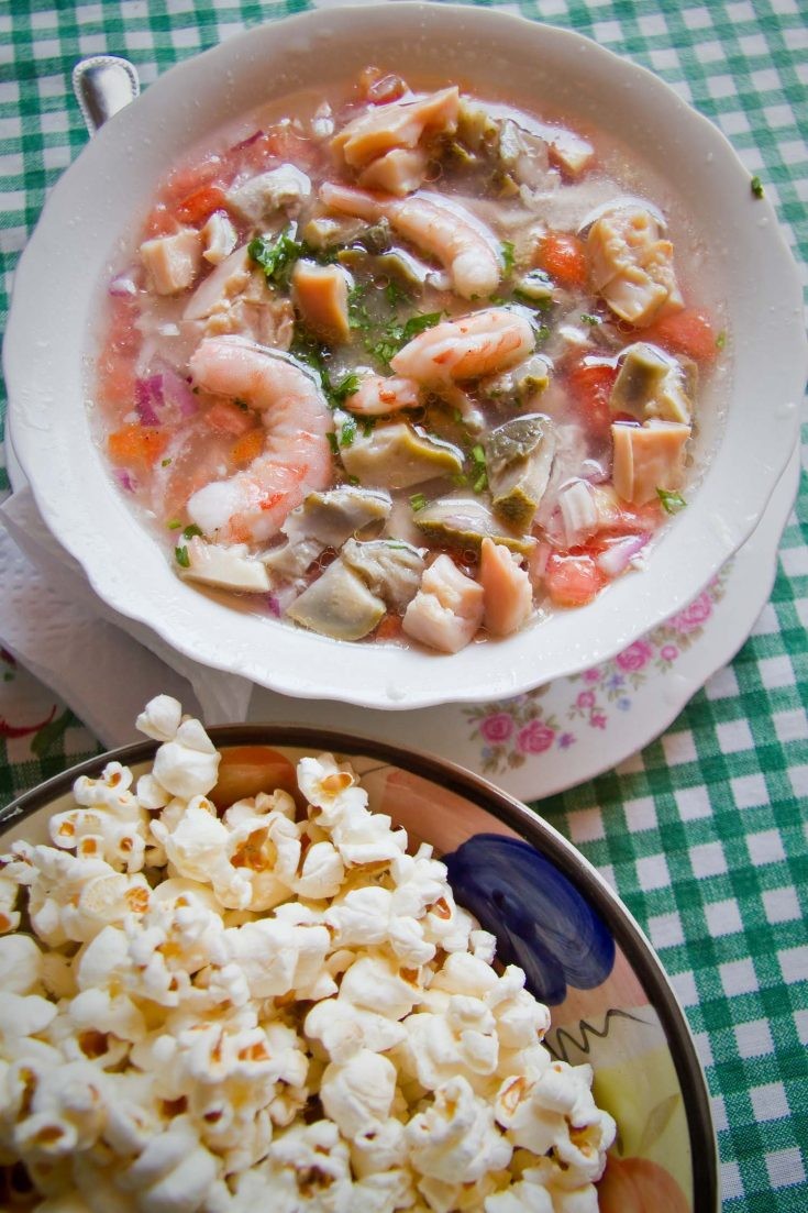 Ceviche ecuatoriano servido con maíz pira