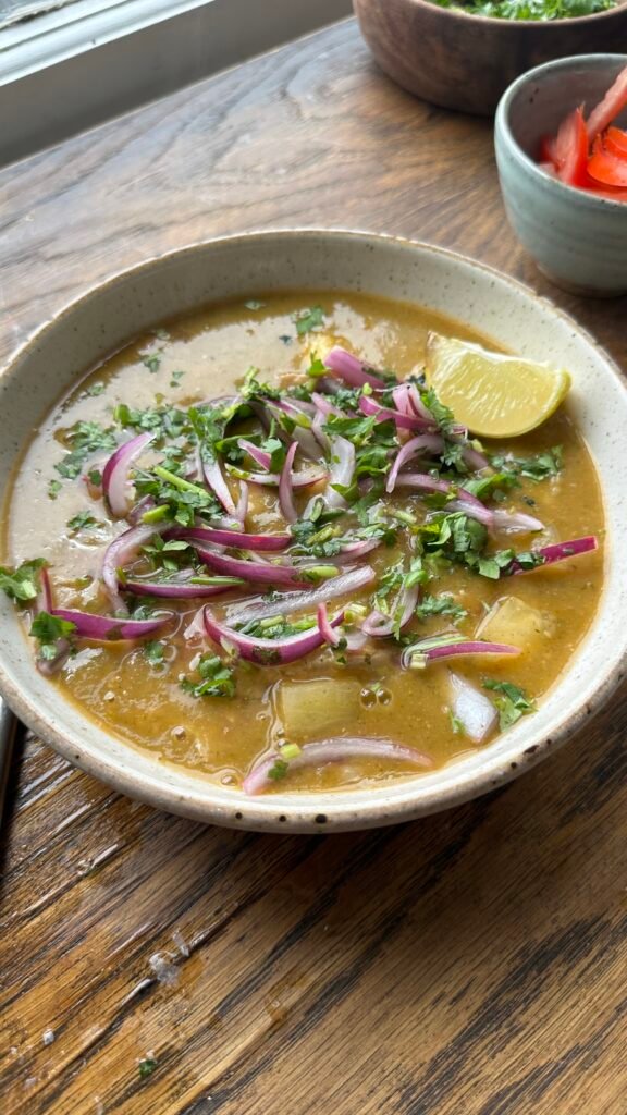 Encebollado ecuatoriano tradicional con caldo aromático y cebolla morada