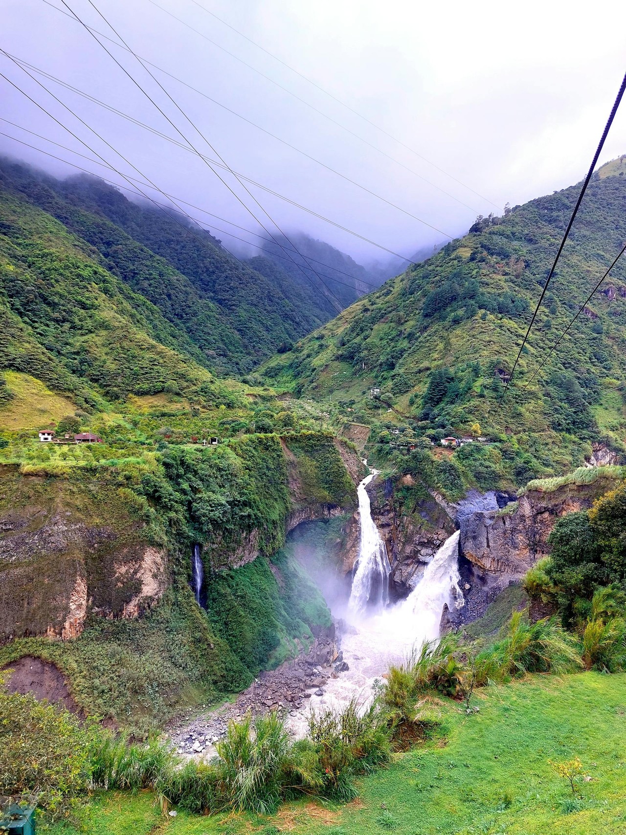 Río y cascadas en Baños de Agua Santa