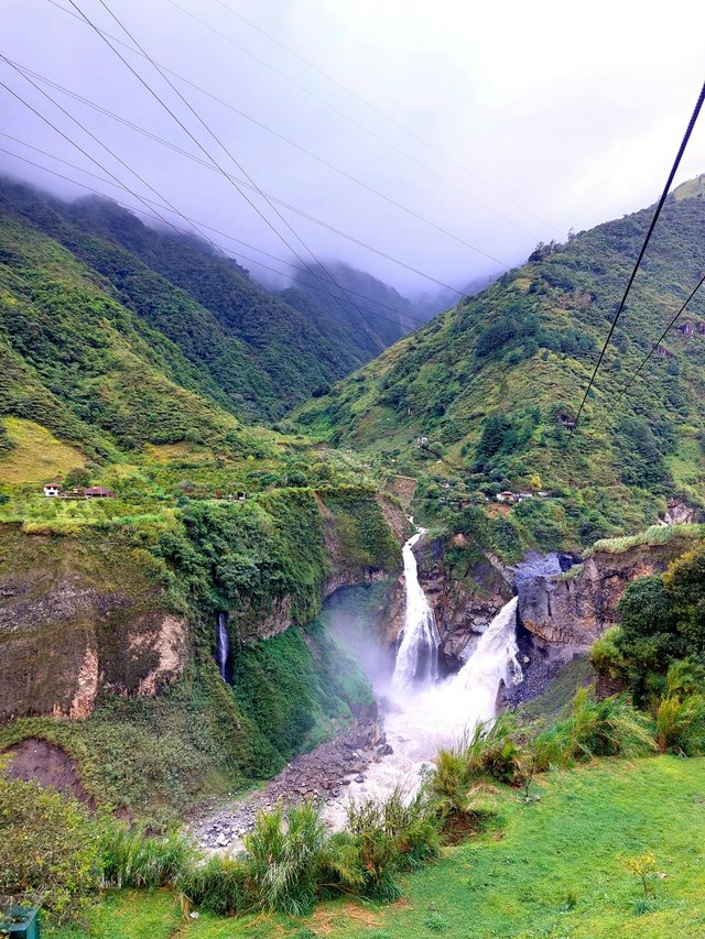 Río y cascadas en Baños de Agua Santa