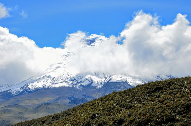 Volcán Cotopaxi nevado bajo cielo nublado