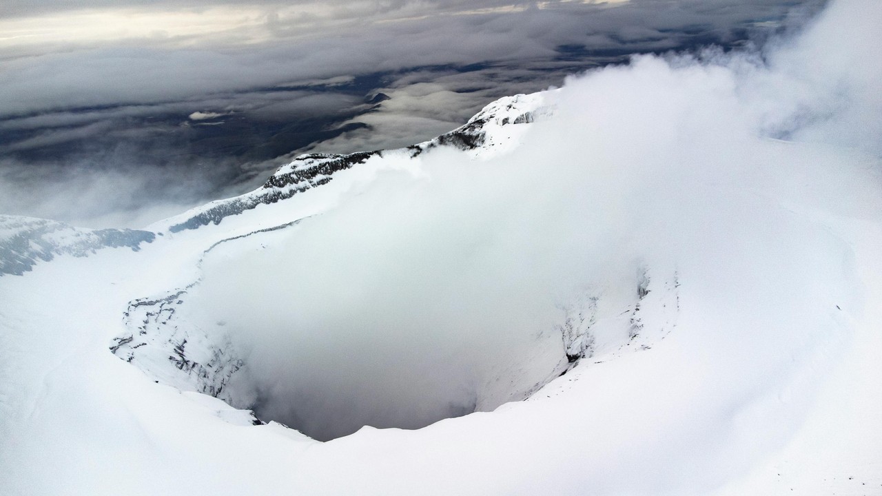 Volcán Cotopaxi cubierto de nieve vista aérea