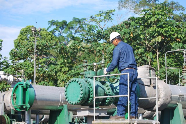 Operario inspecciona válvulas en plataforma petrolera ecuatoriana