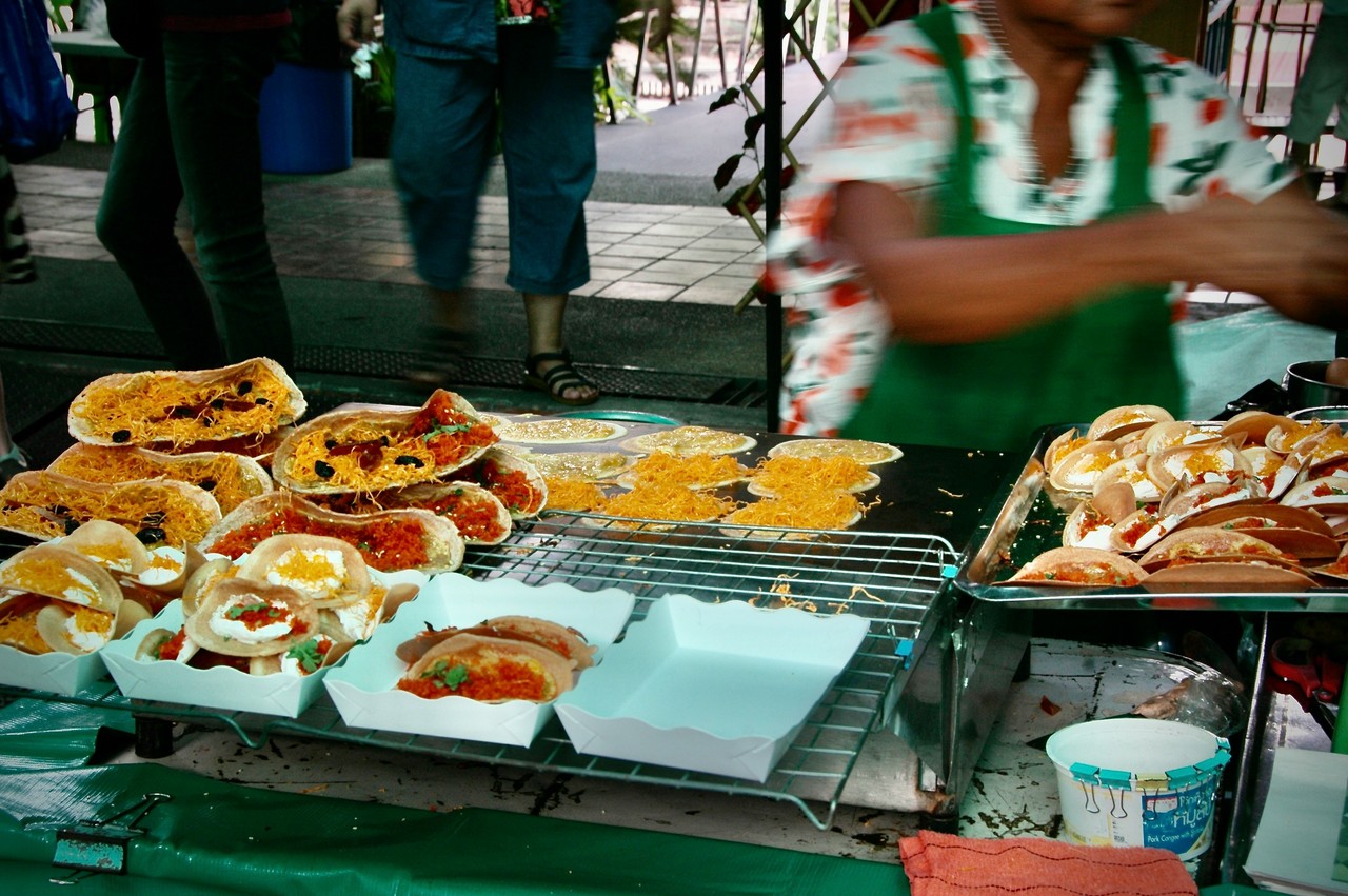 Puesto de comida típica ecuatoriana en mercado callejero