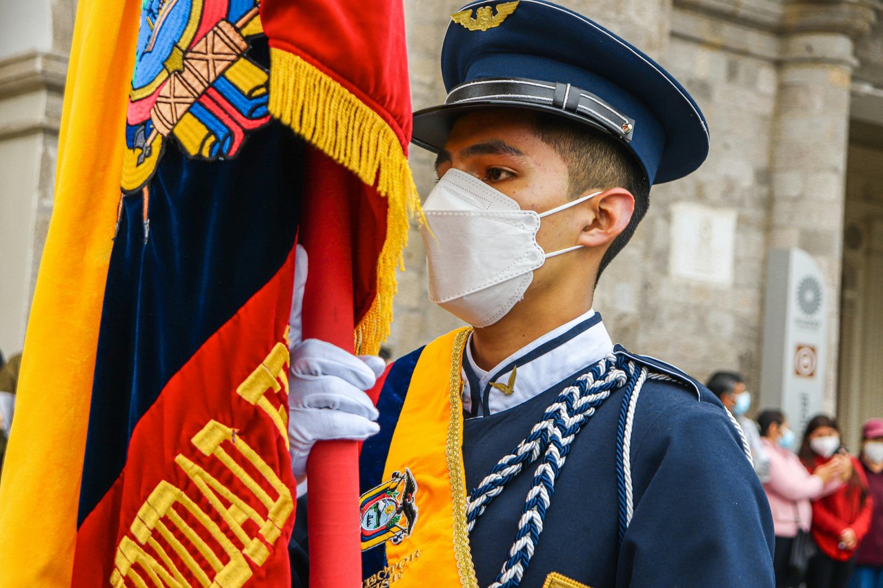 Ceremonia cultural ecuatoriana con bandera nacional