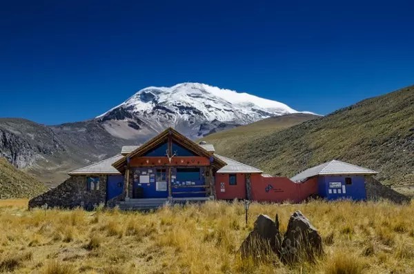 Refugio en las faldas del volcán nevado ecuatoriano