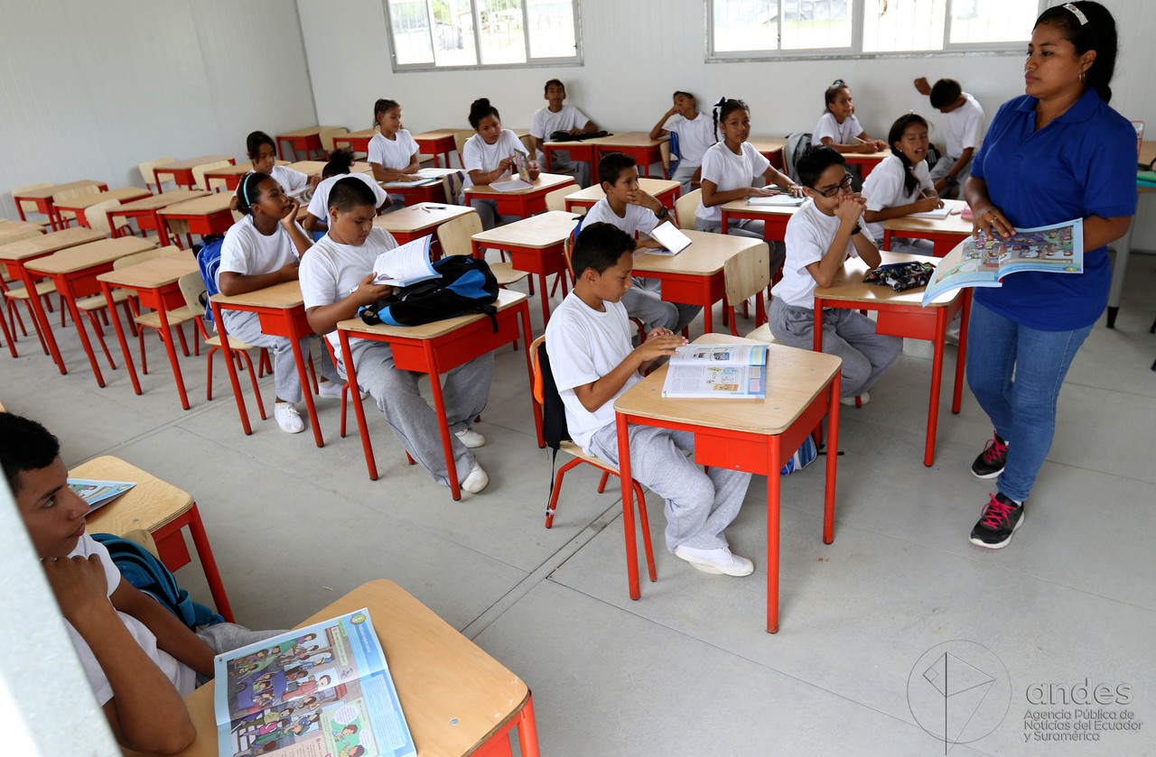 Estudiantes en aula de escuela ecuatoriana durante clase