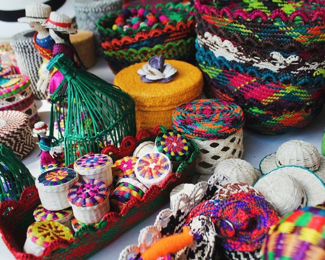 Artesanía tradicional ecuatoriana con tejidos de colores vibrantes