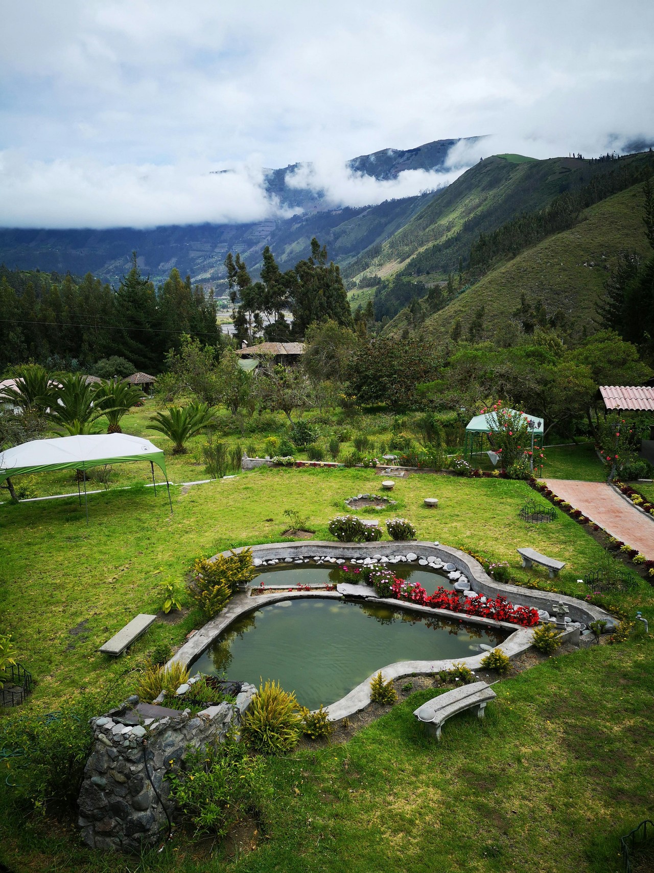 Estanque tradicional en la sierra ecuatoriana con vistas al Chimborazo