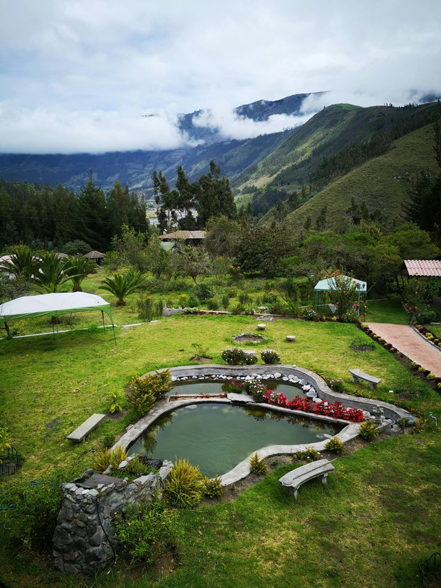 Estanque tradicional en la sierra ecuatoriana con vistas al Chimborazo
