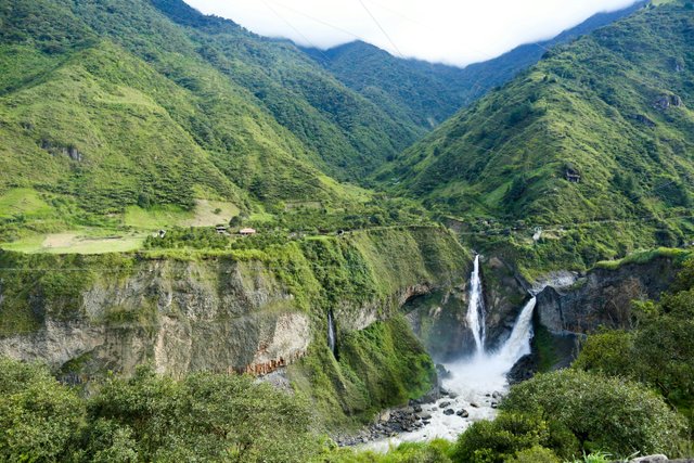 Cascada en las montañas de Baños de Agua Santa