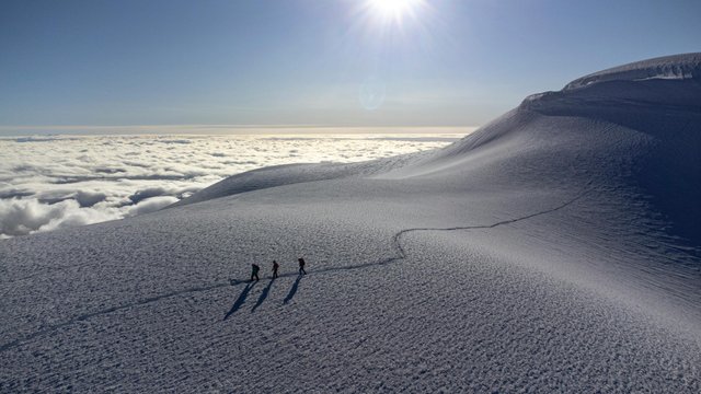 Excursionistas ascienden por las nevadas laderas del volcán Chimborazo