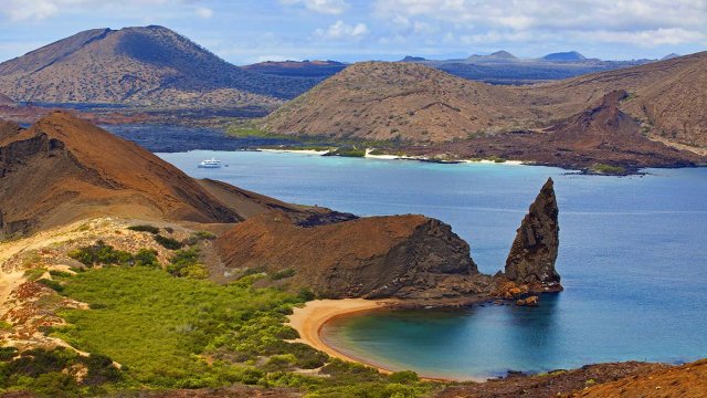 Panorámica de las Islas Galápagos con formación rocosa característica