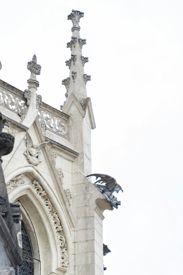 Detalle arquitectónico de iglesia colonial en Quito