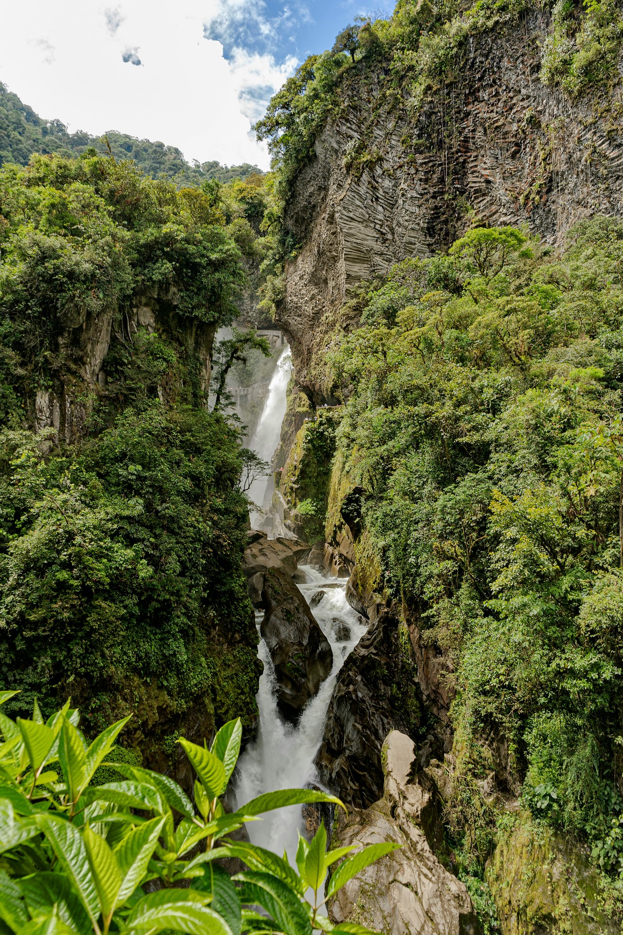 Cascada en la selva tropical de Baños, Ecuador