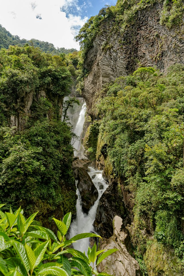 Cascada en la selva tropical de Baños, Ecuador