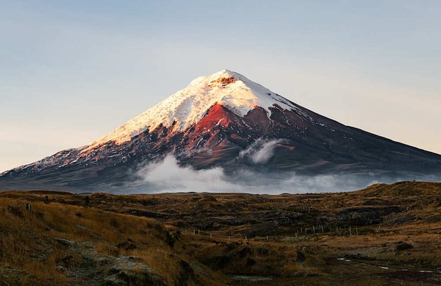 Volcán Cotopaxi con nieve y actividad geotérmica