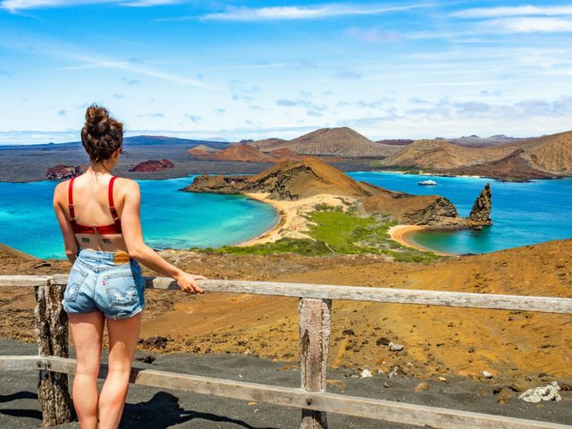 Turista contempla las playas de Galápagos desde el mirador
