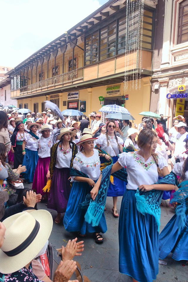 Desfile navideño tradicional en Cuenca, Ecuador