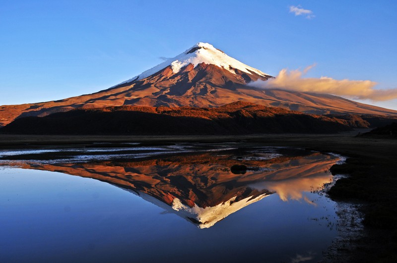 Volcán Cotopaxi reflejado en laguna al atardecer