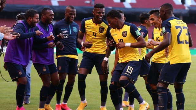 Selección de fútbol de Ecuador celebra victoria en partido oficial