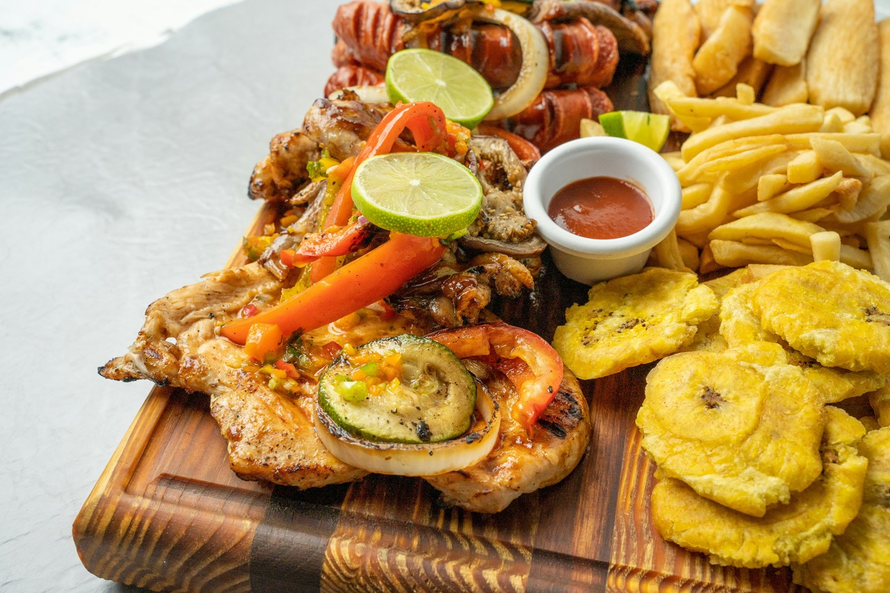 Plato típico ecuatoriano con carnes y plátanos