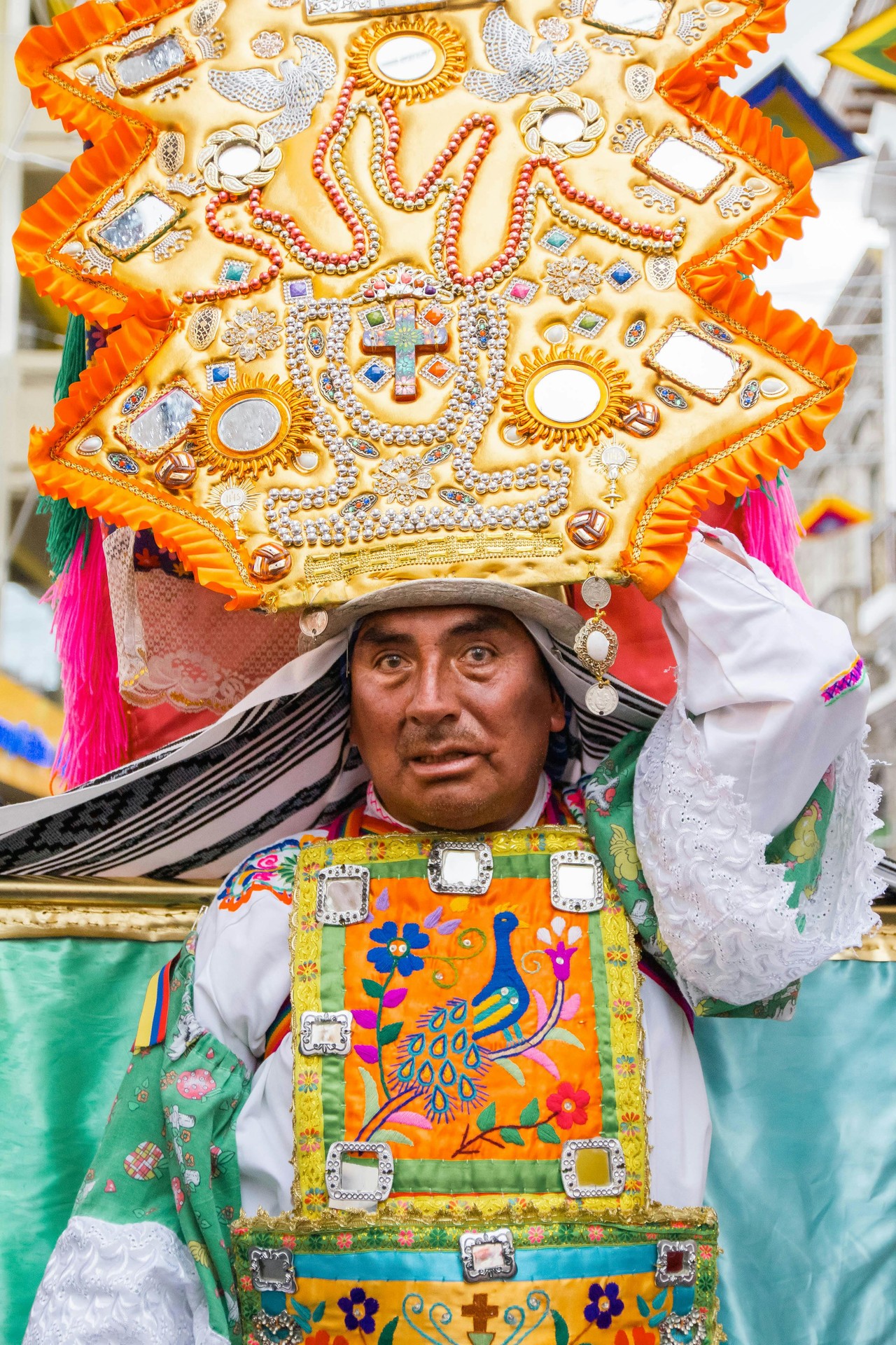 Artista en el Festival del Corpus Christi con traje tradicional ecuatoriano