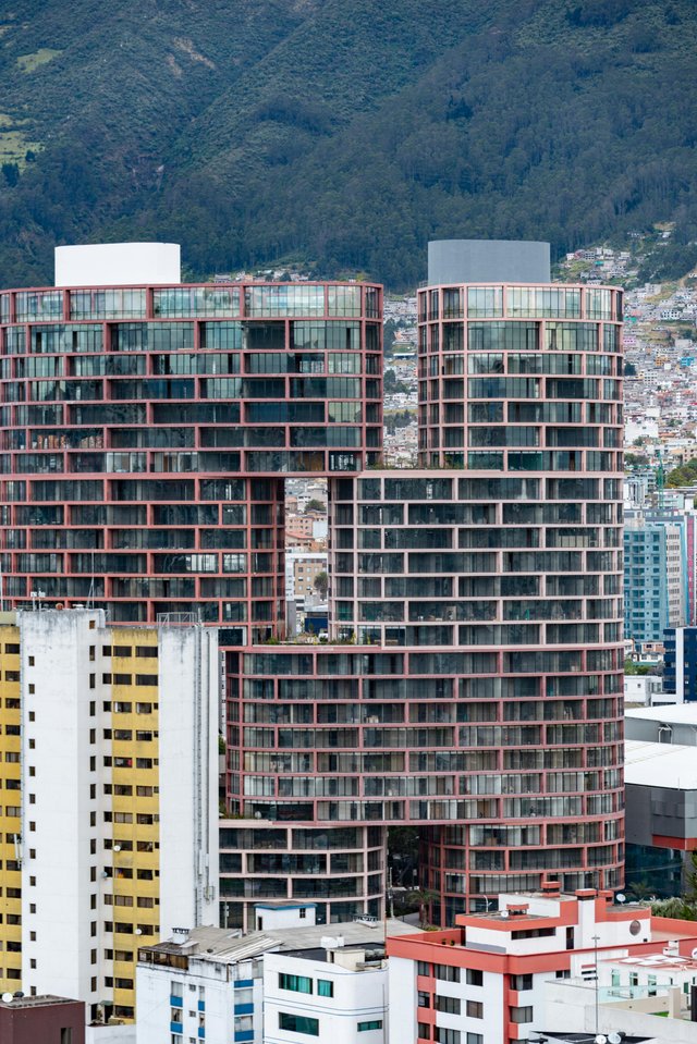Vista del centro de Quito con edificios residenciales