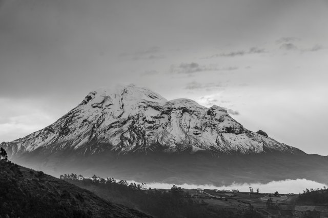 El Chimborazo nevado en blanco y negro