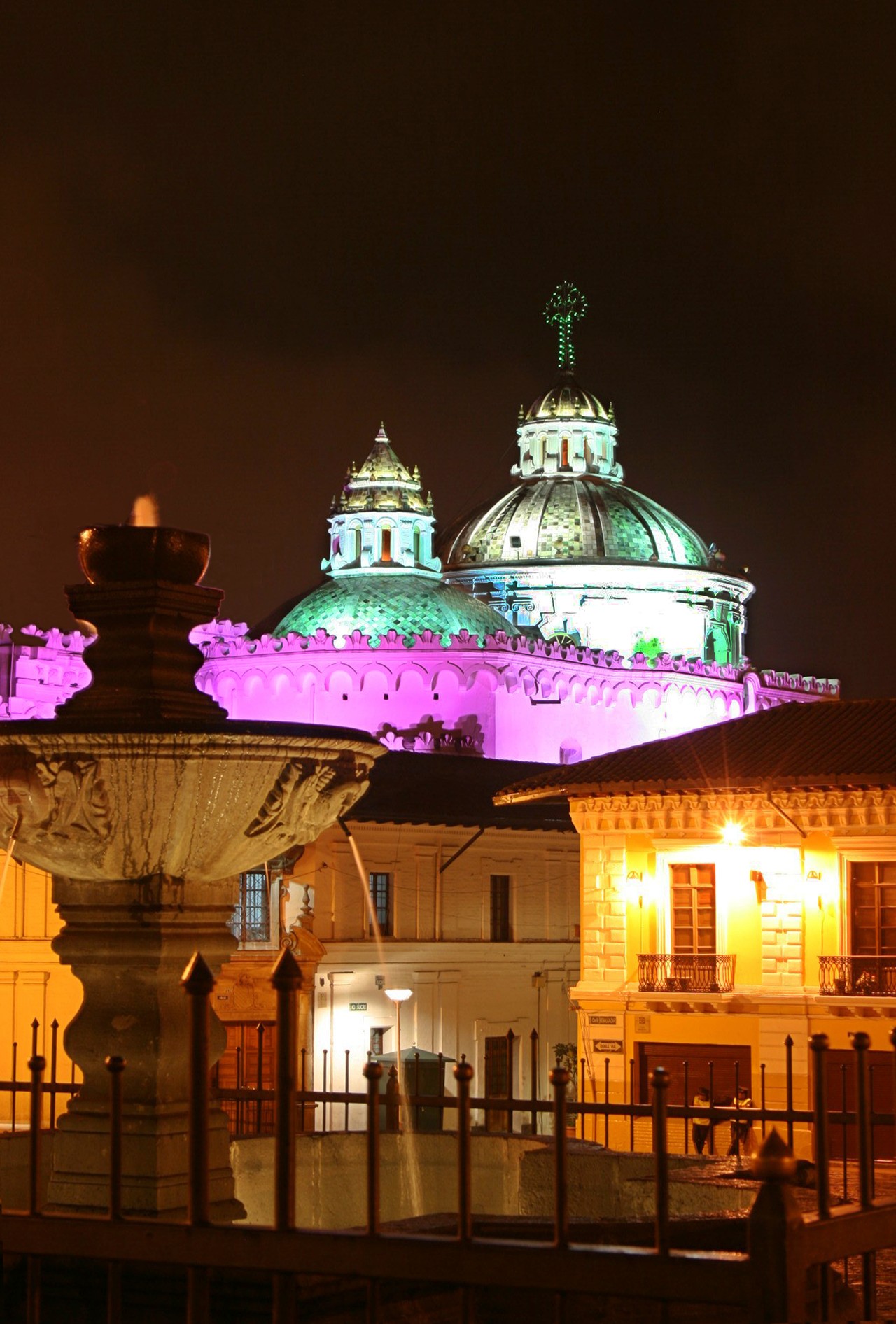 Basílica del Voto Nacional iluminada en el Centro Histórico de Quito