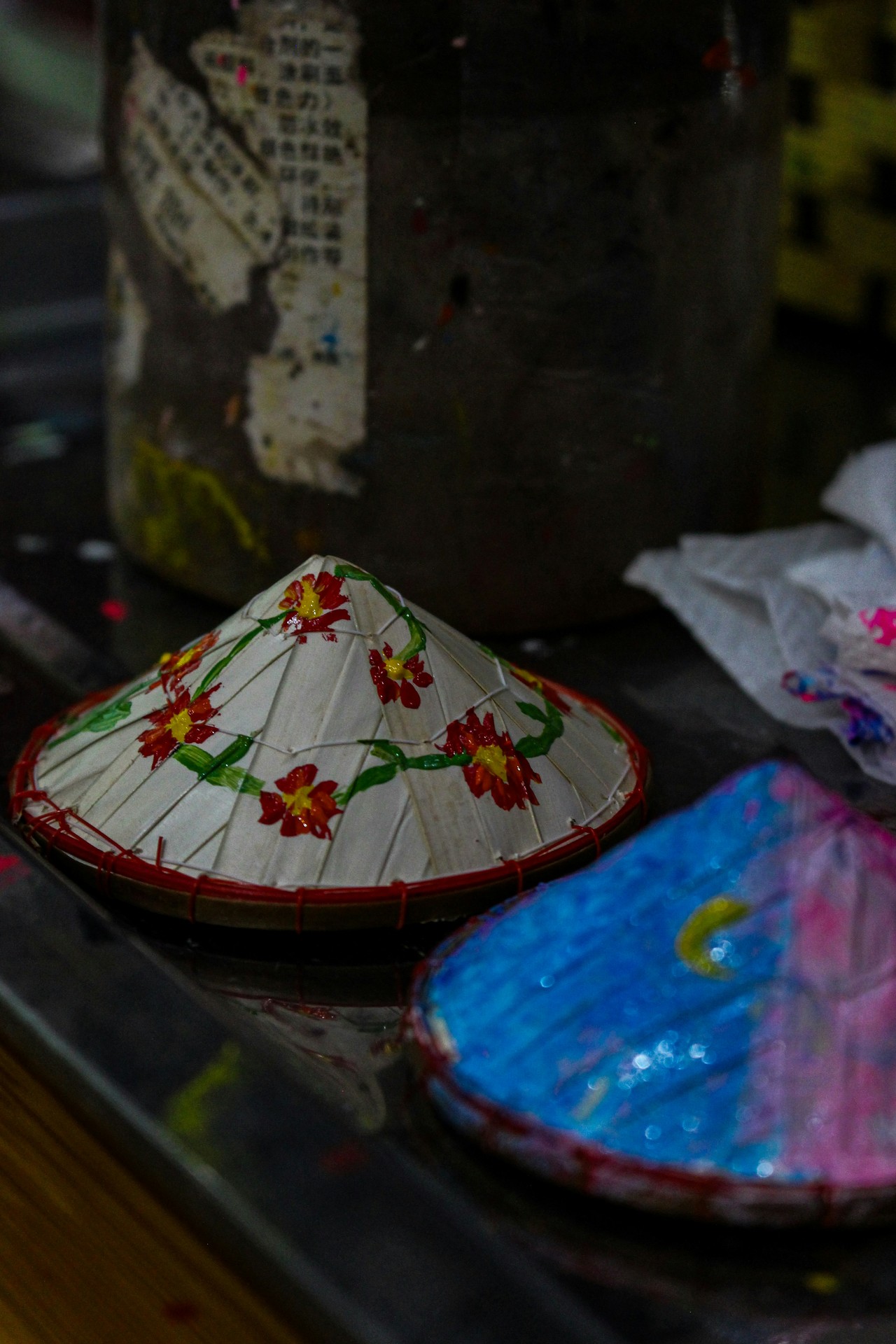 Sombreros tradicionales ecuatorianos decorados con flores