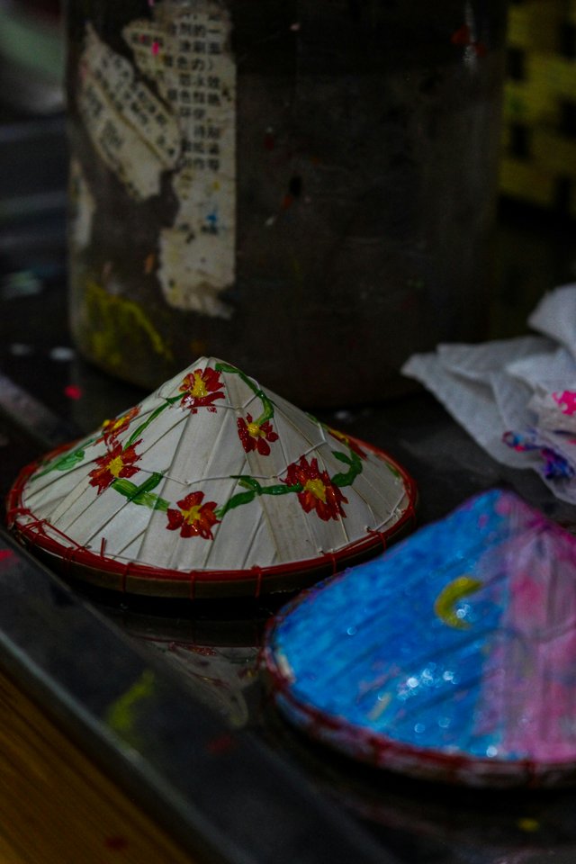 Sombreros tradicionales ecuatorianos decorados con flores