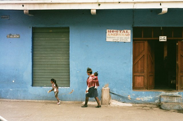 Niños en comunidad rural de Baños, Ecuador